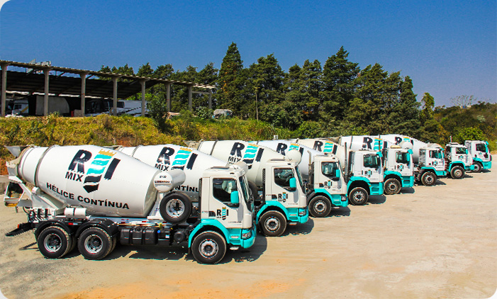 Frota de caminhões da Rei Mix Concreto Usinado, unidade Valinhos.